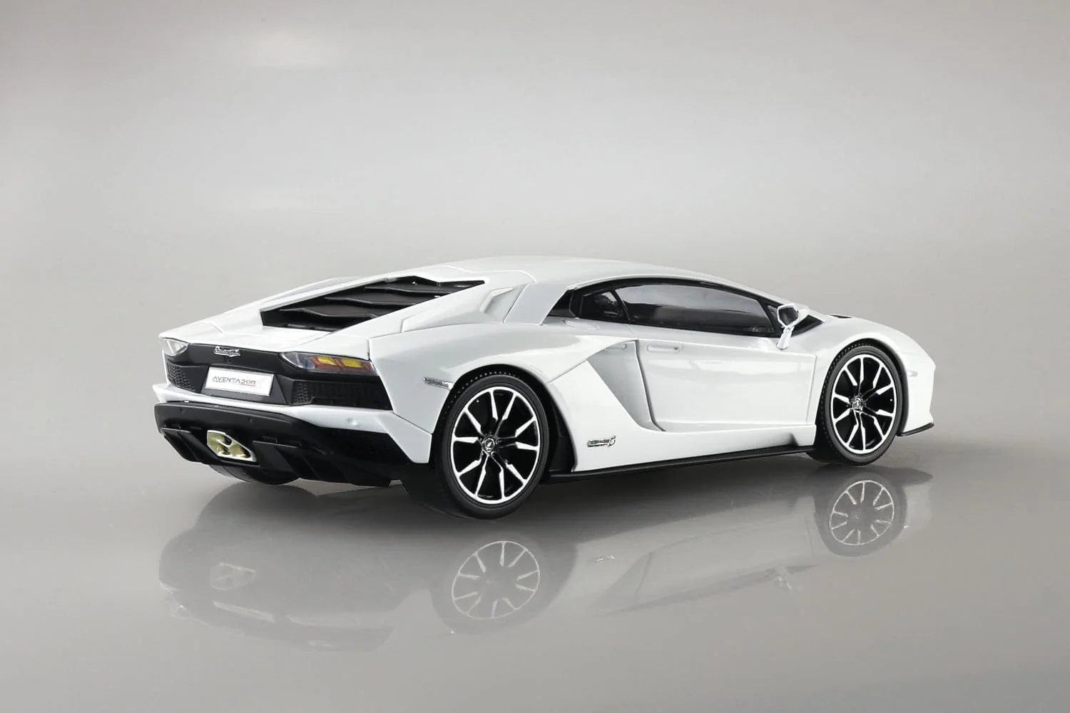 Aoshima 1/32 Snap Lamborghini Aventador S (Pearl White) - Image 4