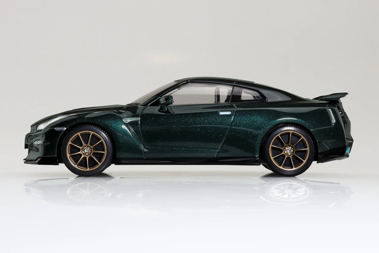 Aoshima 1/32 Snap Nissan R35 Nissan GT-R 2024 (Midnight Purple) - Image 4