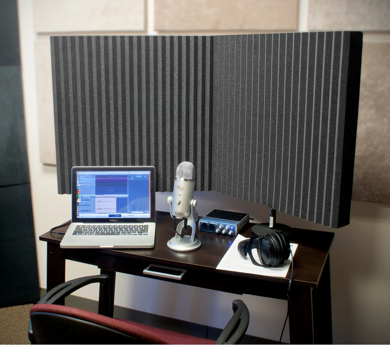 Auralex DeskMAX 2ft Portable Podcasting Panel - Charcoal - Image 3
