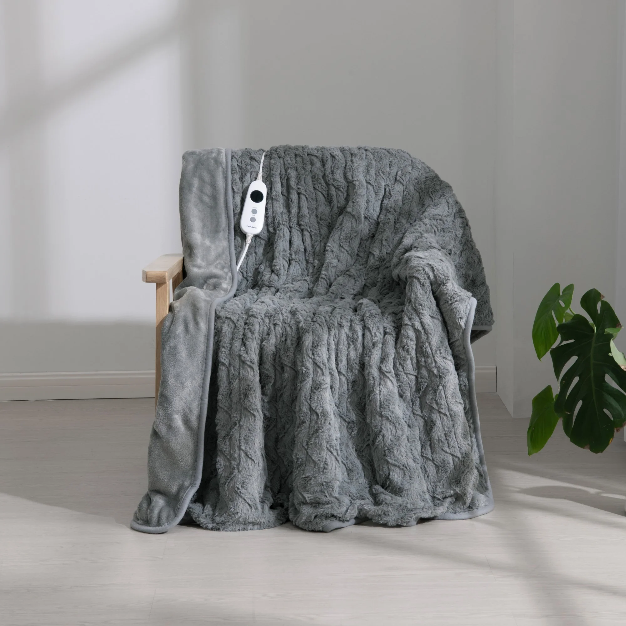Dreamaker 500gsm Faux Fur Electric Heated Throw Blanket [120x160cm] (Silver) - Image 2