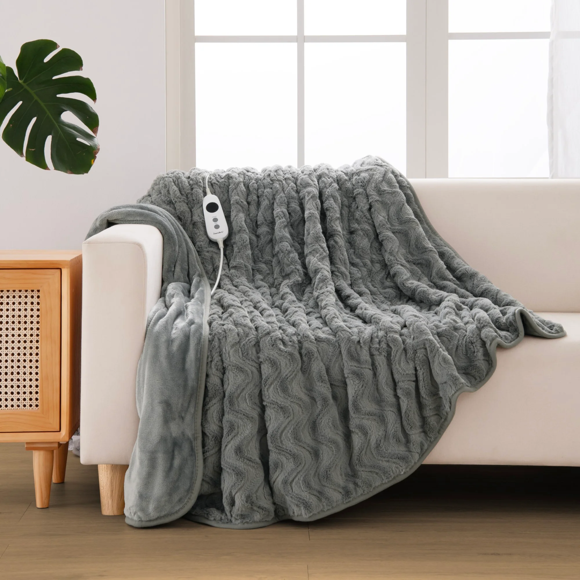 Dreamaker 500gsm Faux Fur Electric Heated Throw Blanket [180x200cm] (Silver) - Image 2