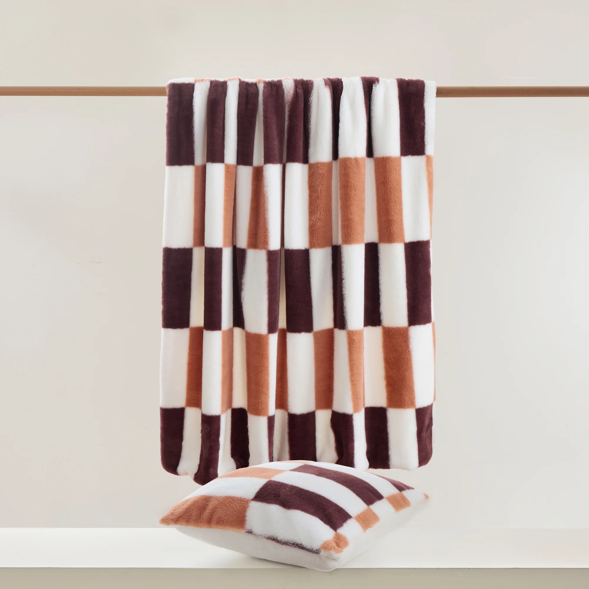 Dreamaker Alma Faux Fur Heated Throw [130x160cm] (Chocolate Mousse) - Image 9