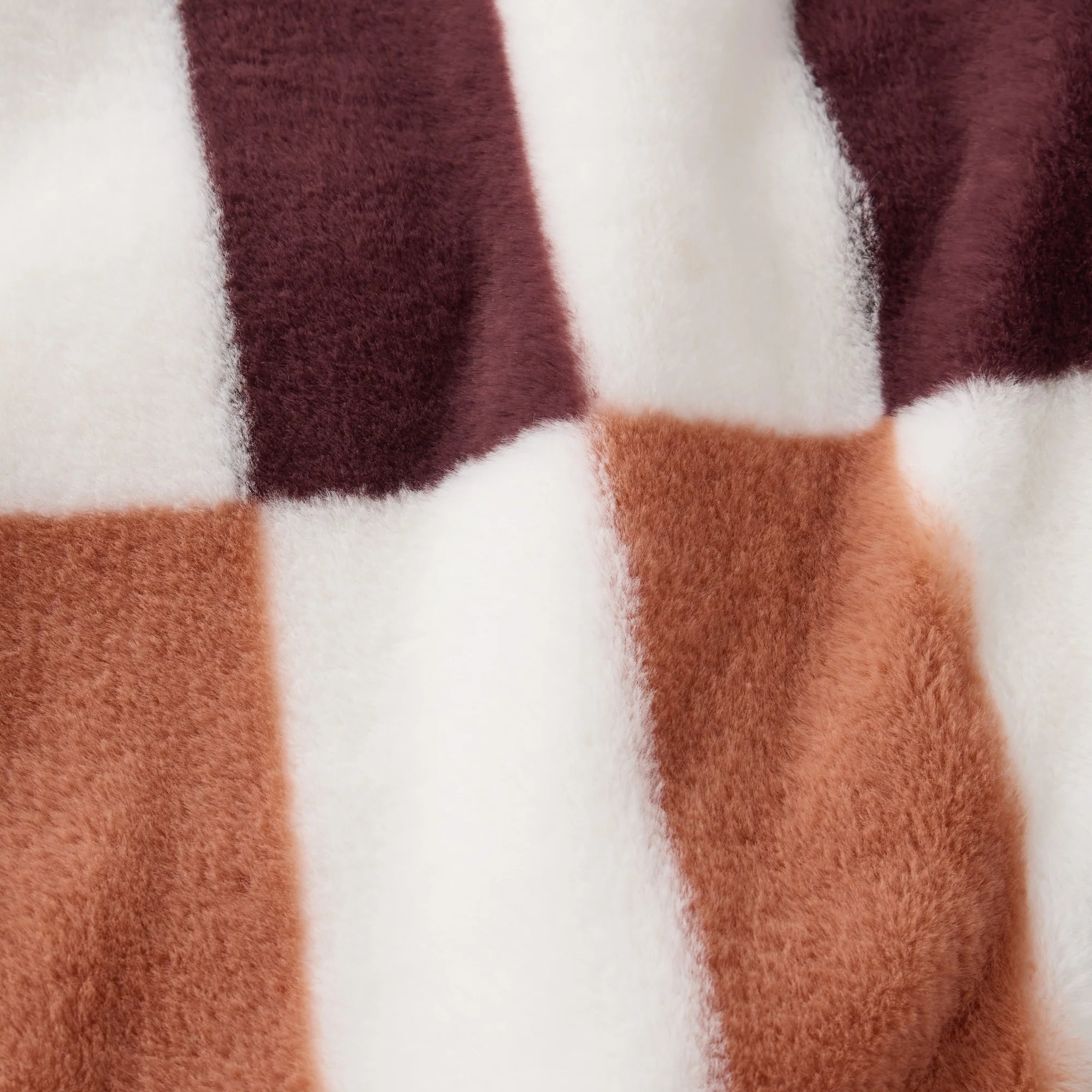 Dreamaker Alma Faux Fur Heated Throw [180x200cm] (Chocolate Mousse) - Image 4