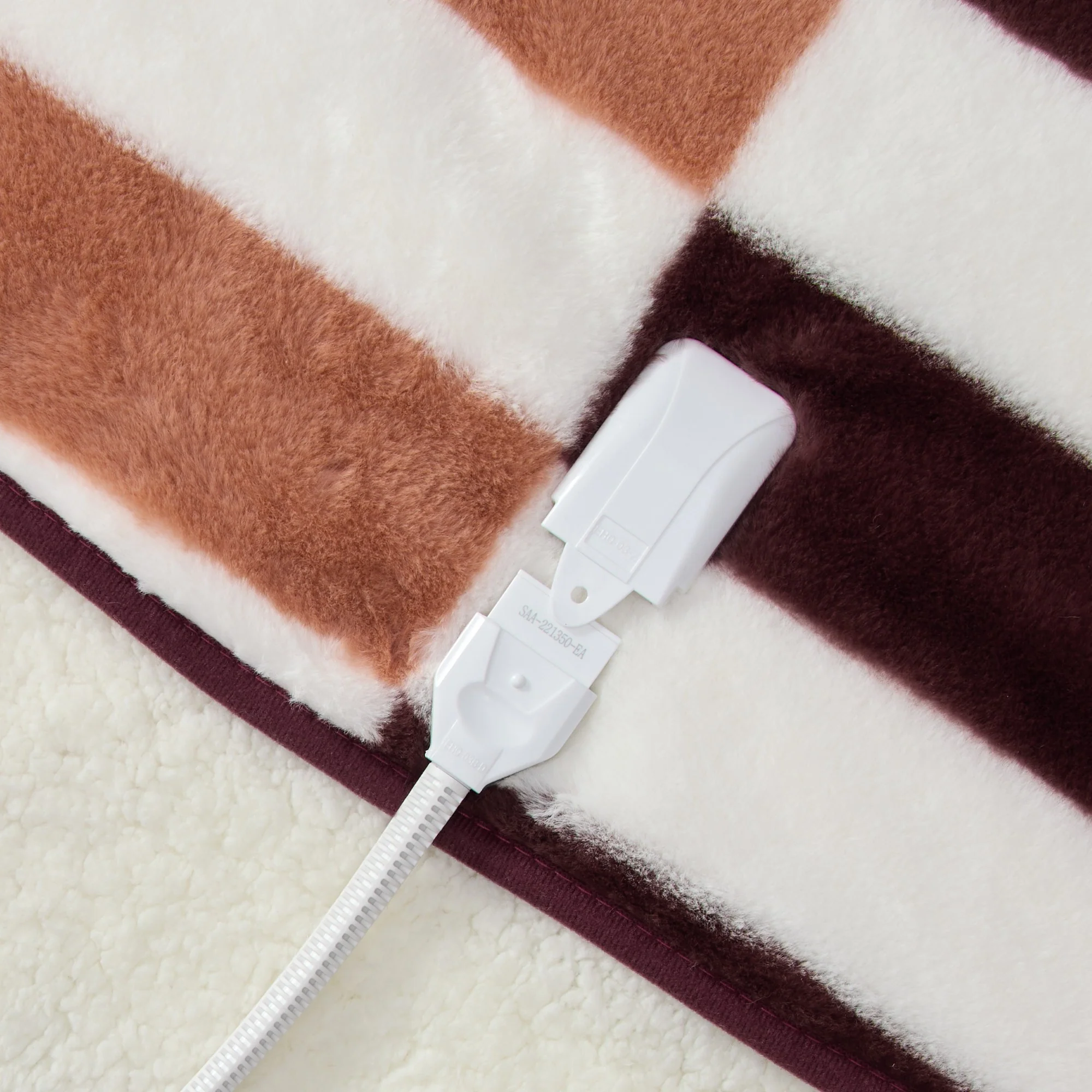 Dreamaker Alma Faux Fur Heated Throw [180x200cm] (Chocolate Mousse) - Image 6
