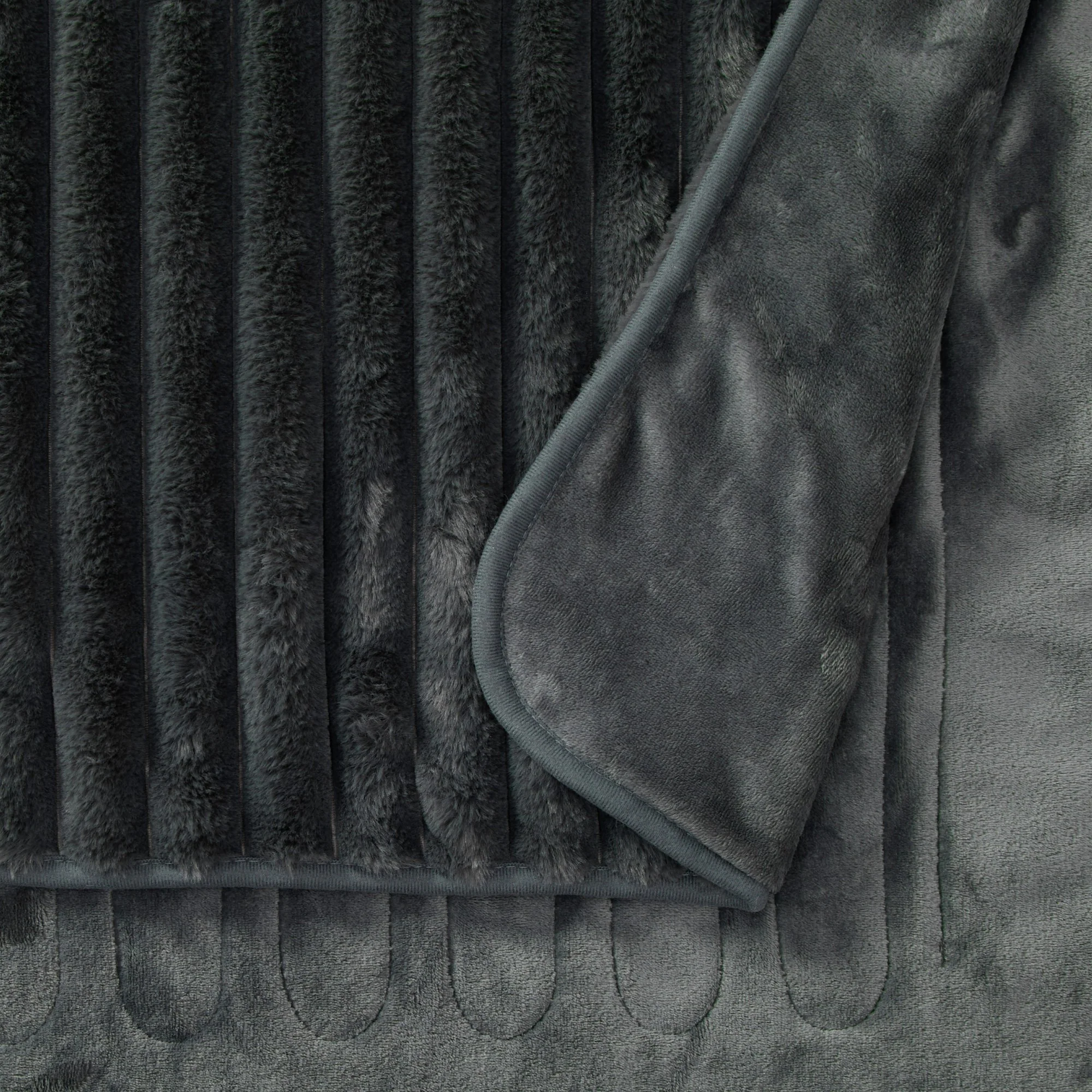 Dreamaker Cirra Chunky Embossed Fleece Heated Throw [130x160cm] (Charcoal) - Image 3