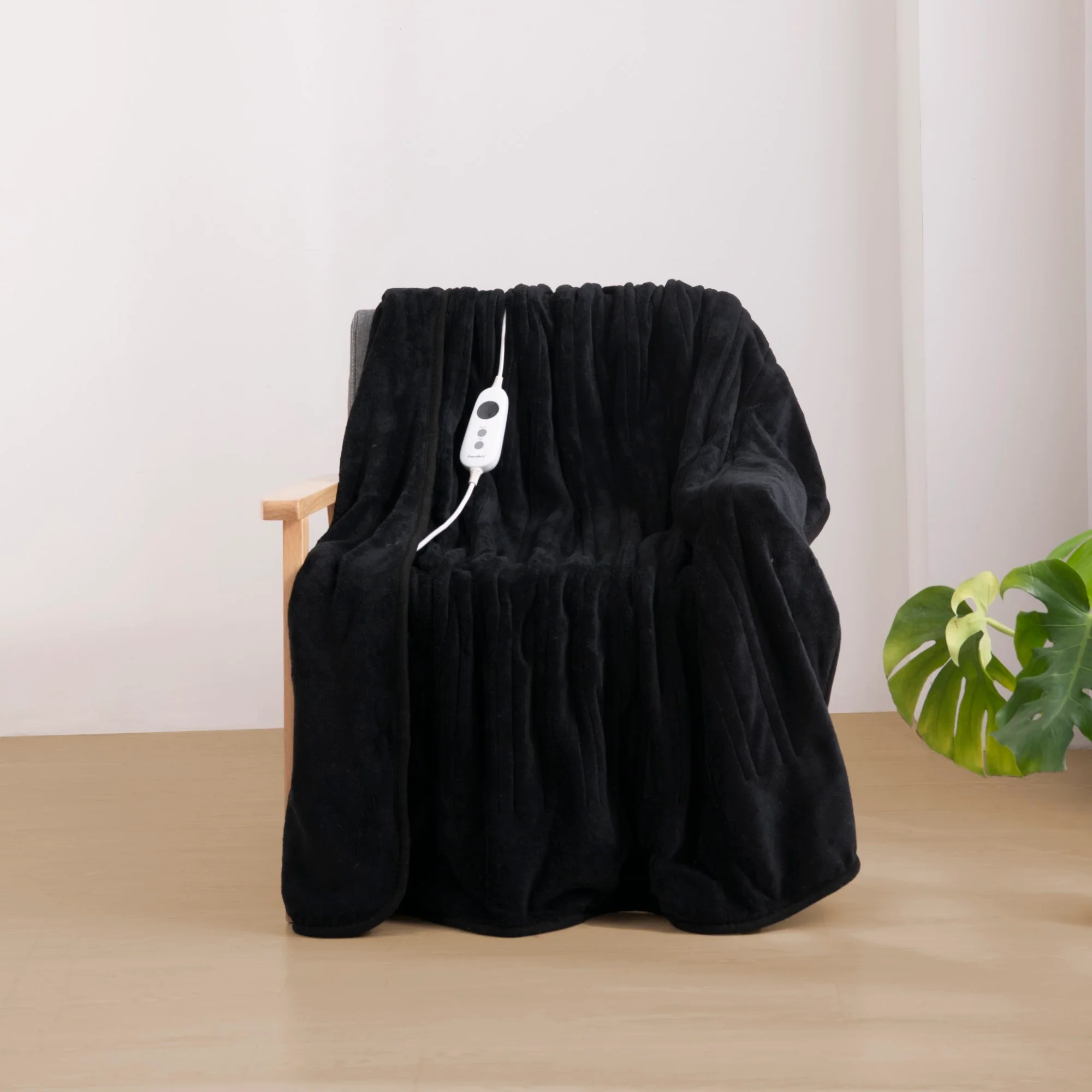 Dreamaker Coral Fleece Electric Heated Throw Blanket [130x160cm] (Black) - Image 2