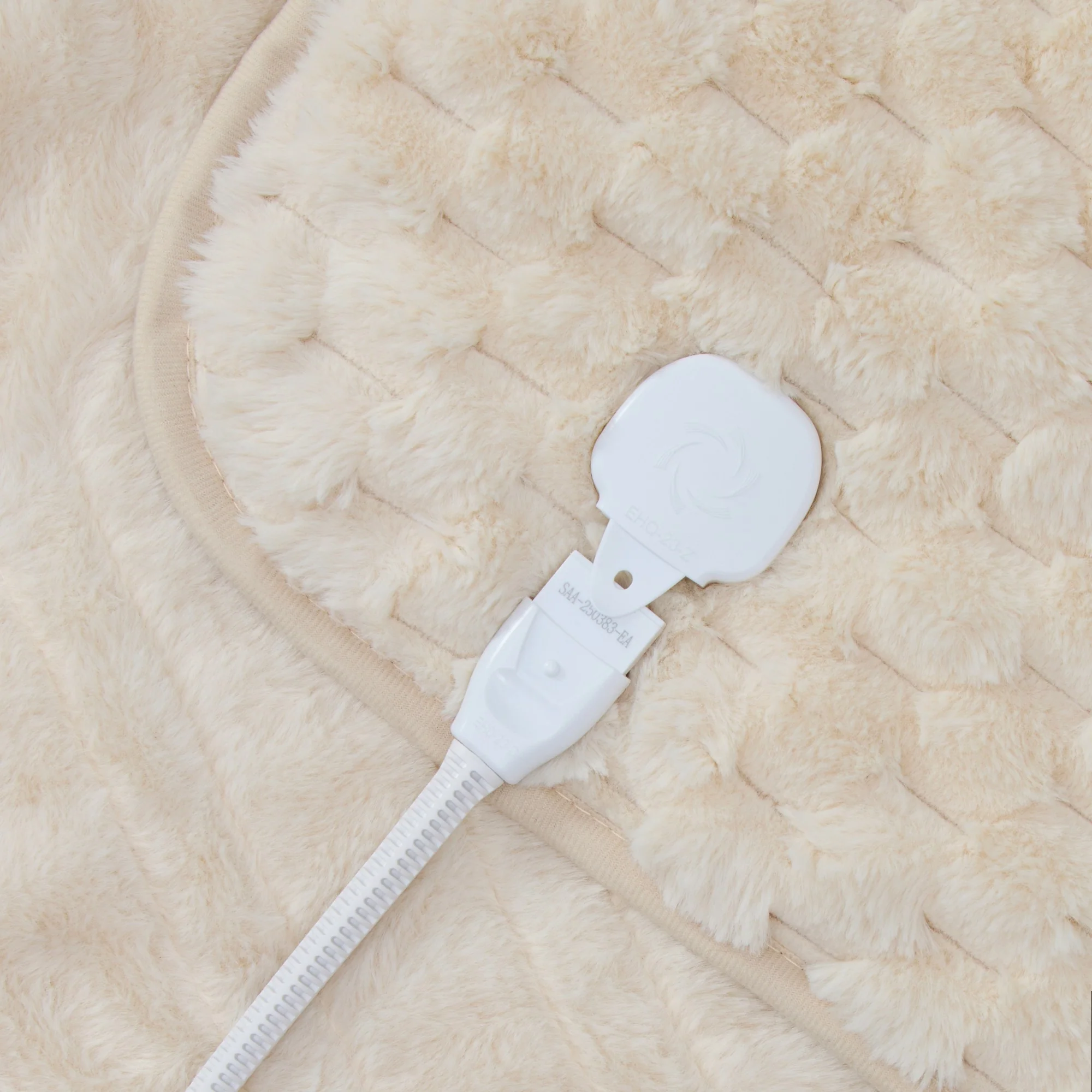 Dreamaker Emmett Textured Faux Fur Heated Throw [130x160cm] (Cream) - Image 4