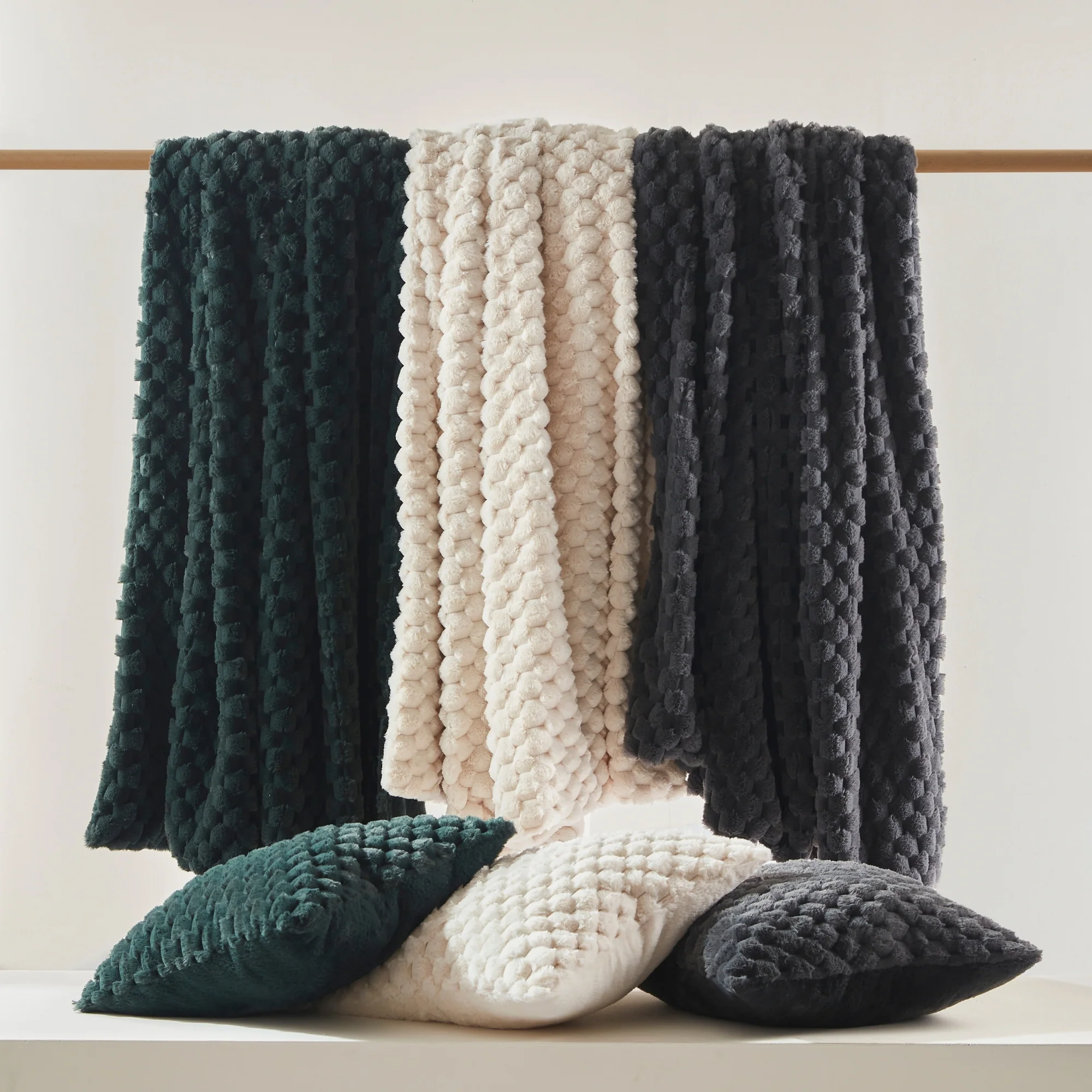 Dreamaker Emmett Textured Faux Fur Heated Throw [180x200cm] (Charcoal) - Image 9