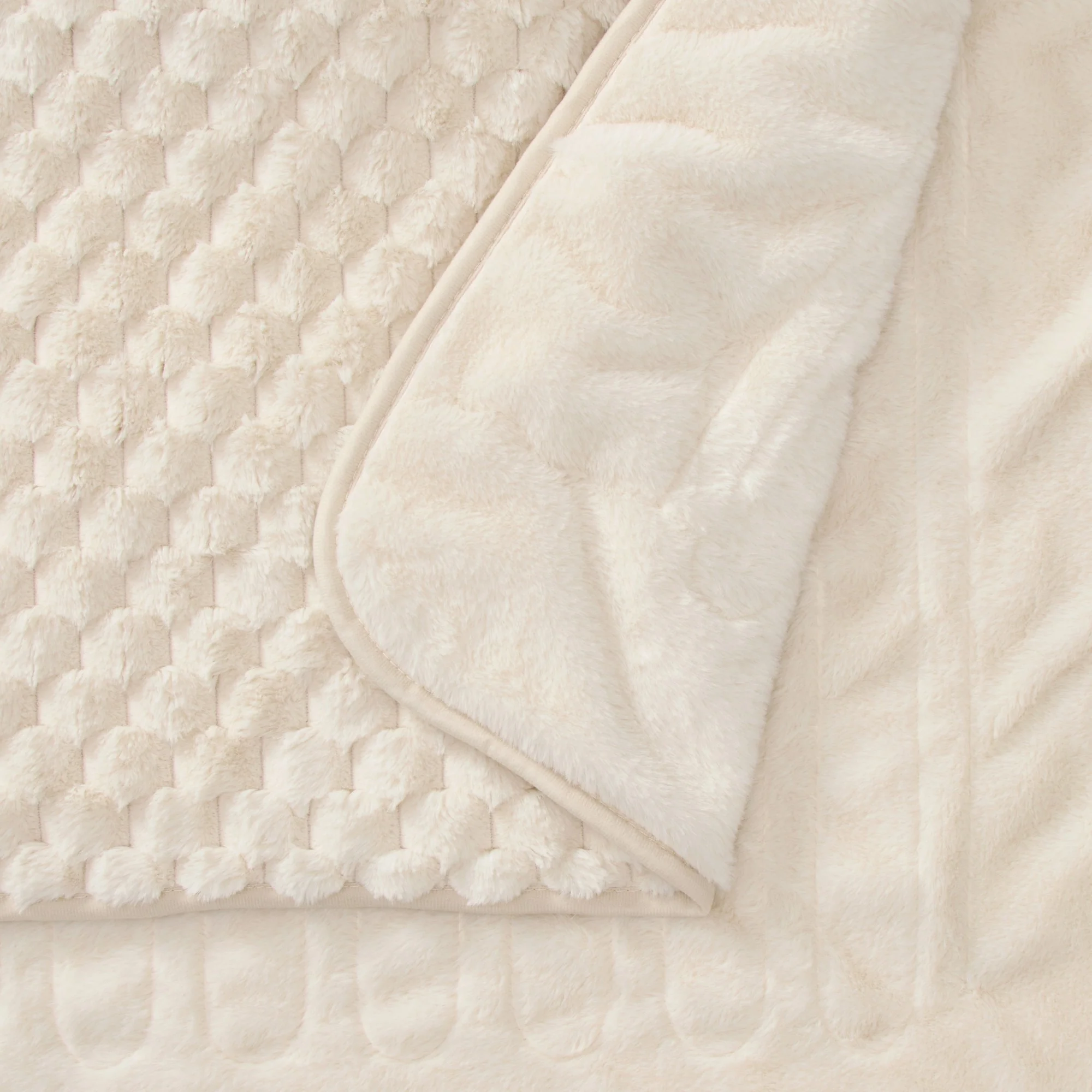 Dreamaker Emmett Textured Faux Fur Heated Throw [180x200cm] (Cream) - Image 3