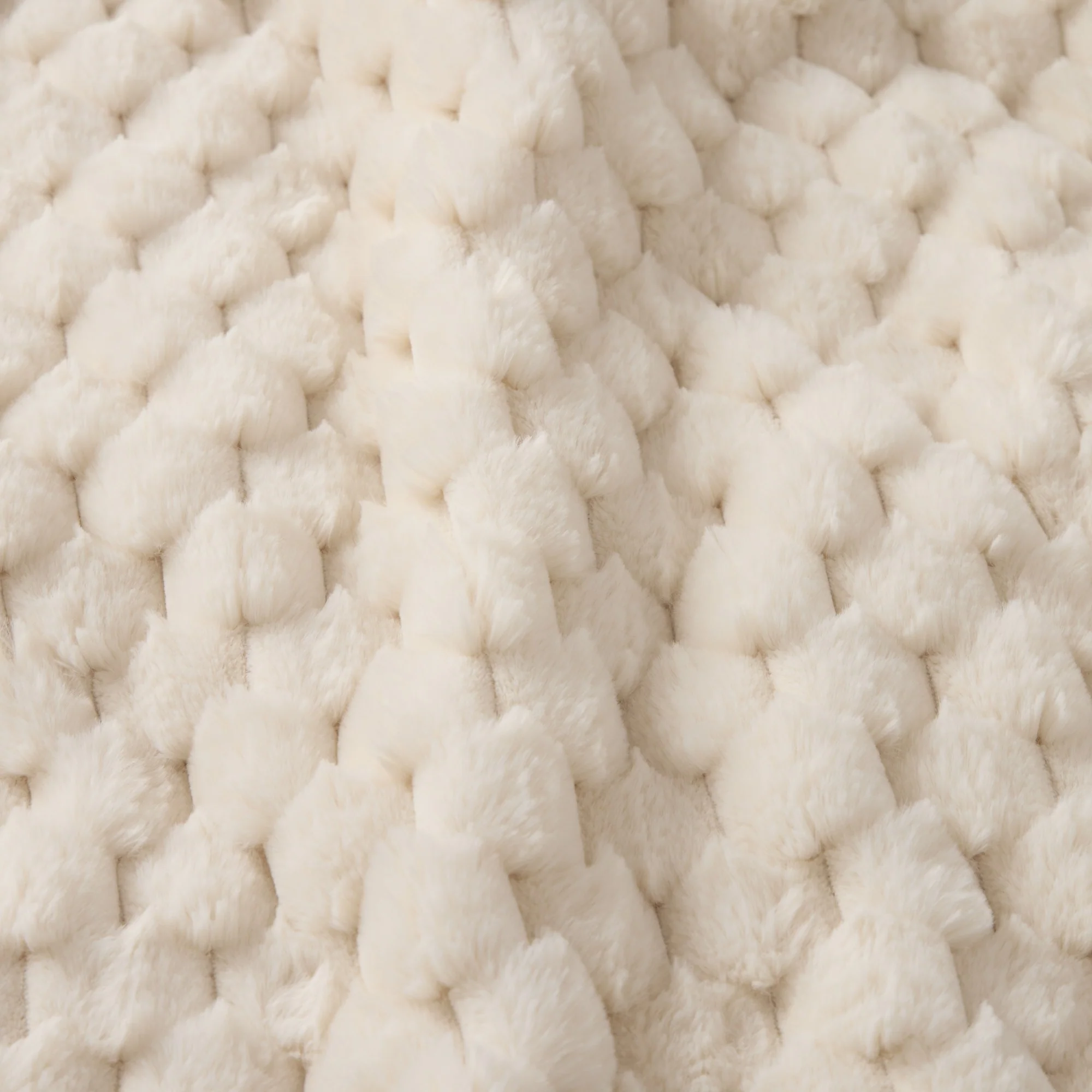 Dreamaker Emmett Textured Faux Fur Heated Throw [180x200cm] (Cream) - Image 5