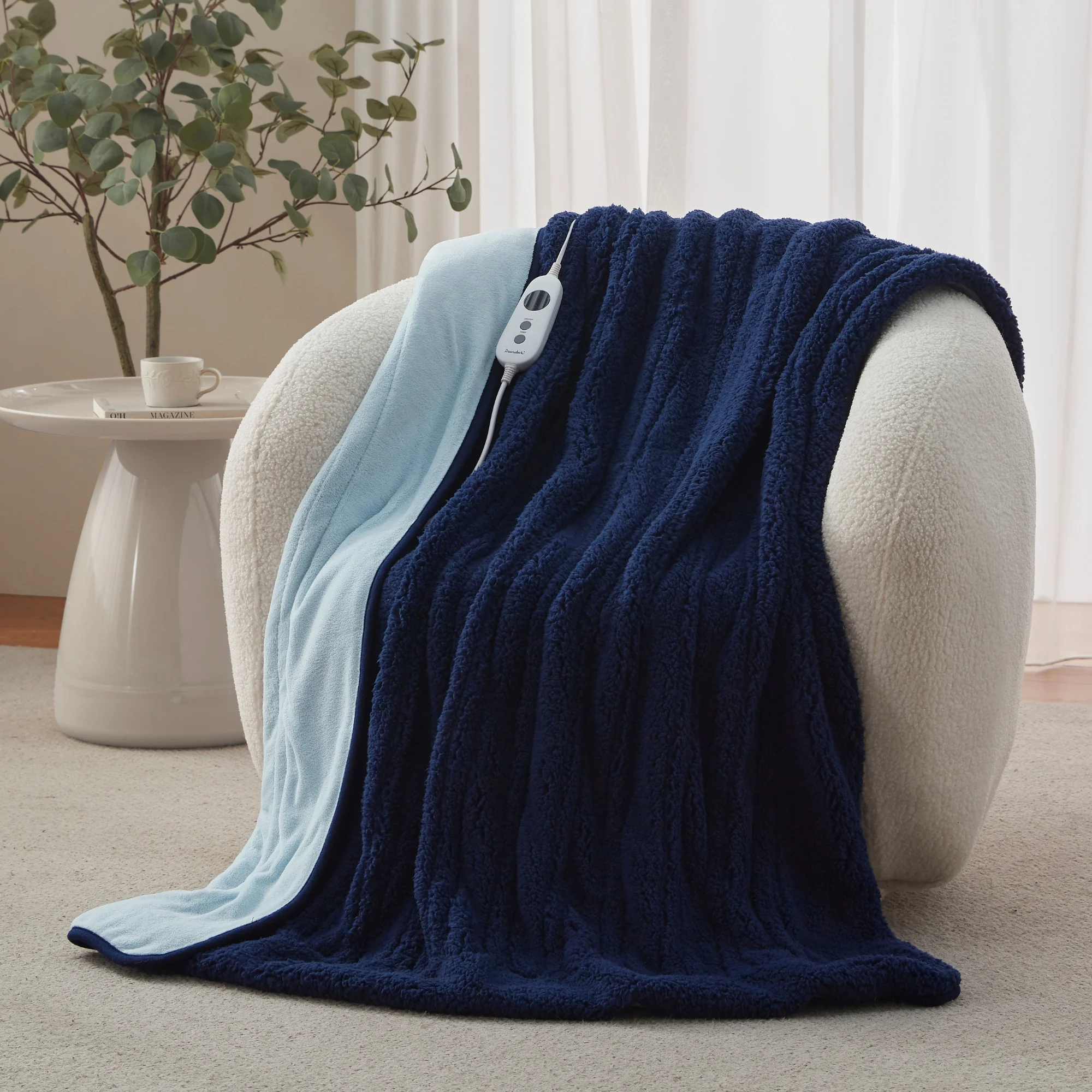 Dreamaker Eve Reversible Sherpa and Coral Fleece Heated Throw [130x160cm] (Midnight Blue/Sky) - Image 2