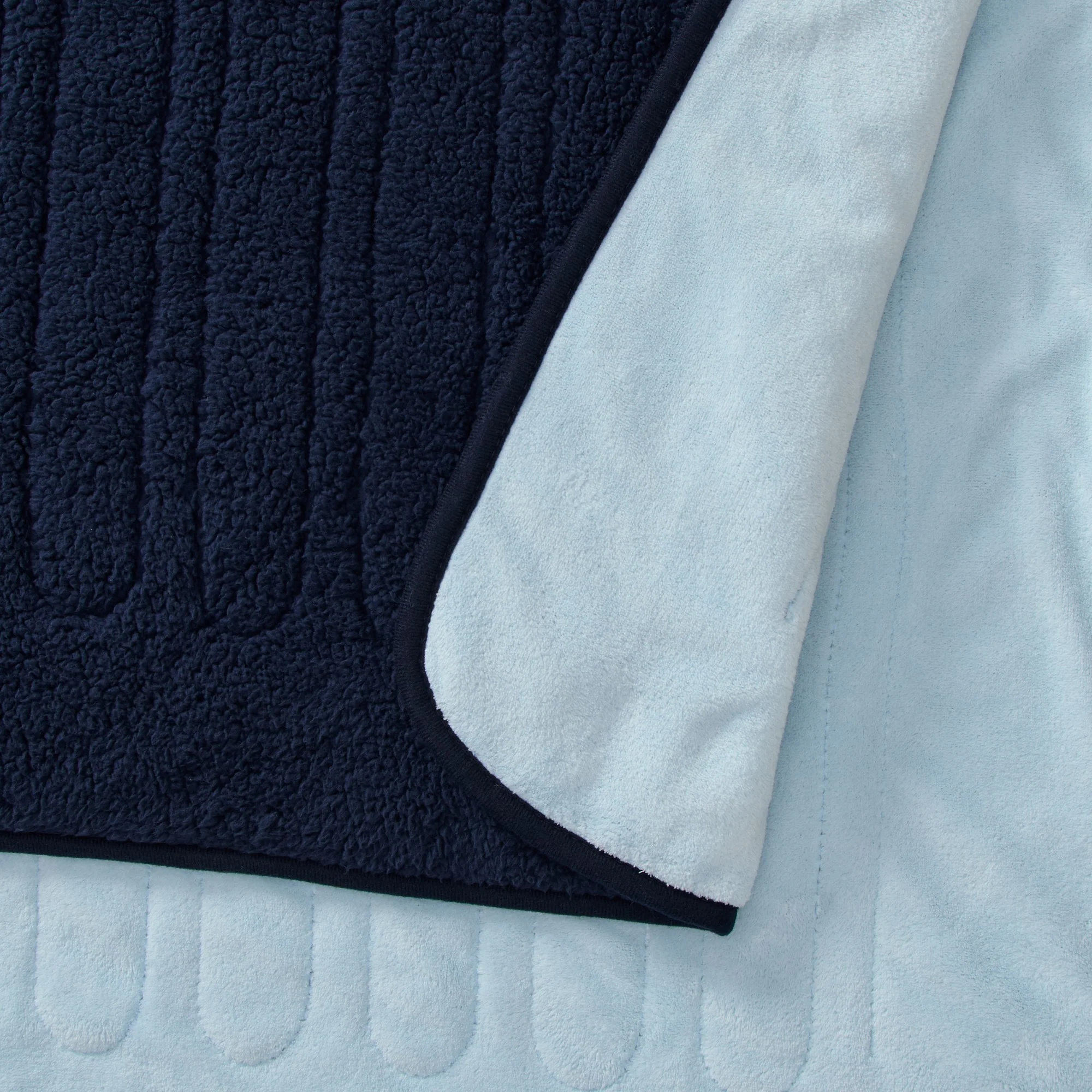 Dreamaker Eve Reversible Sherpa and Coral Fleece Heated Throw [130x160cm] (Midnight Blue/Sky) - Image 3