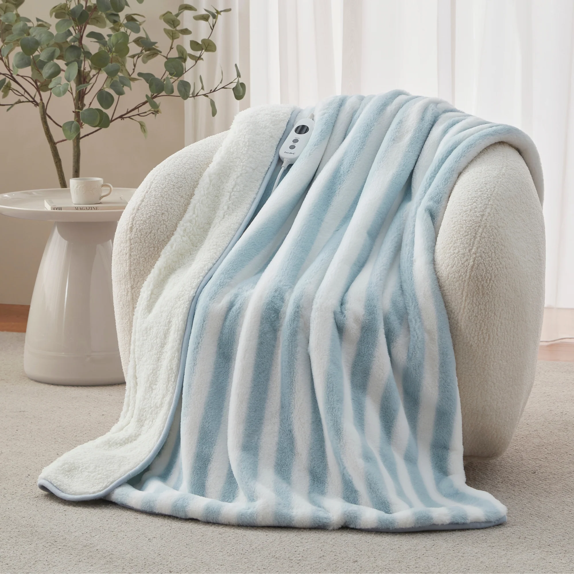 Dreamaker Linea Faux Fur Heated Throw [130x160cm] (Blue) - Image 2
