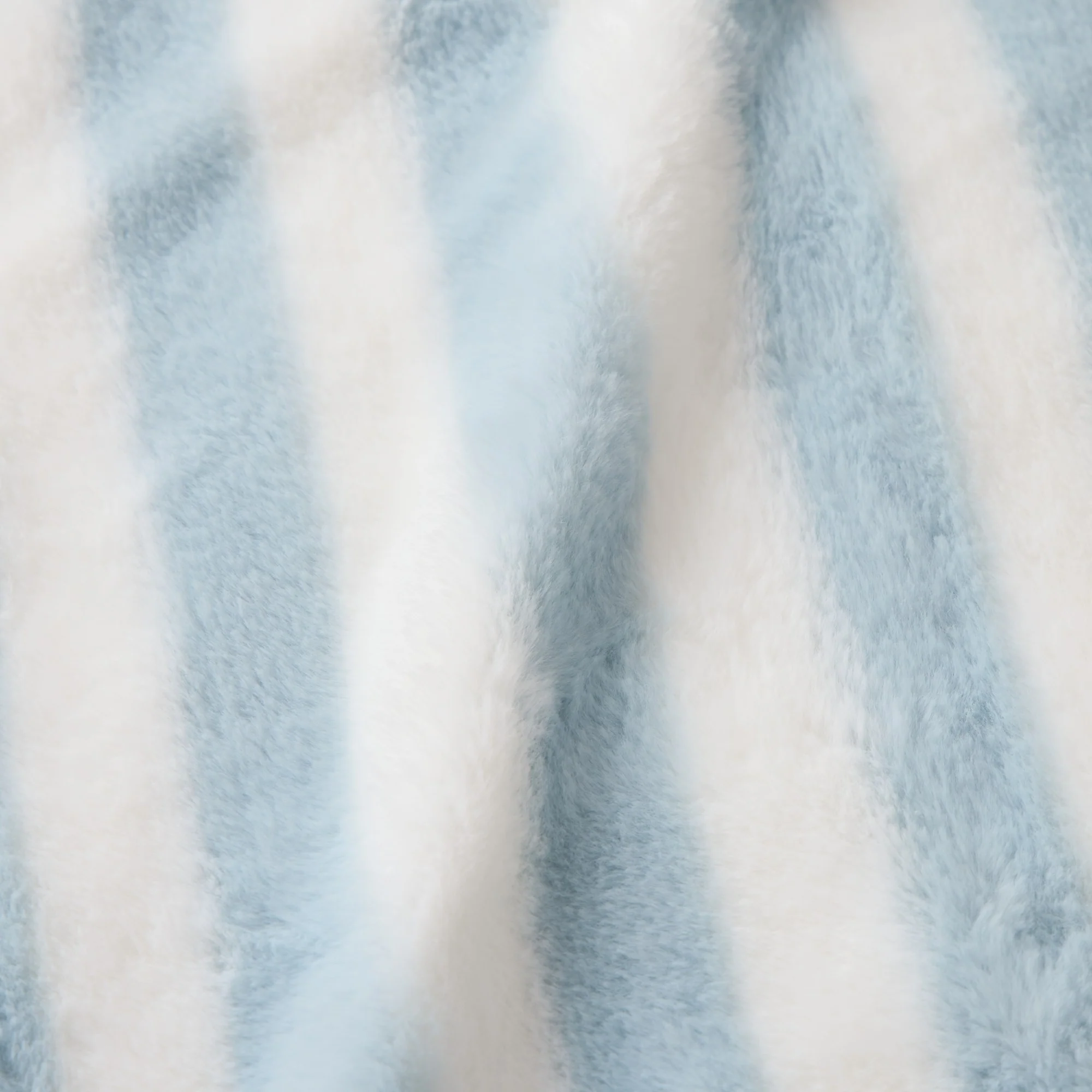 Dreamaker Linea Faux Fur Heated Throw [130x160cm] (Blue) - Image 4