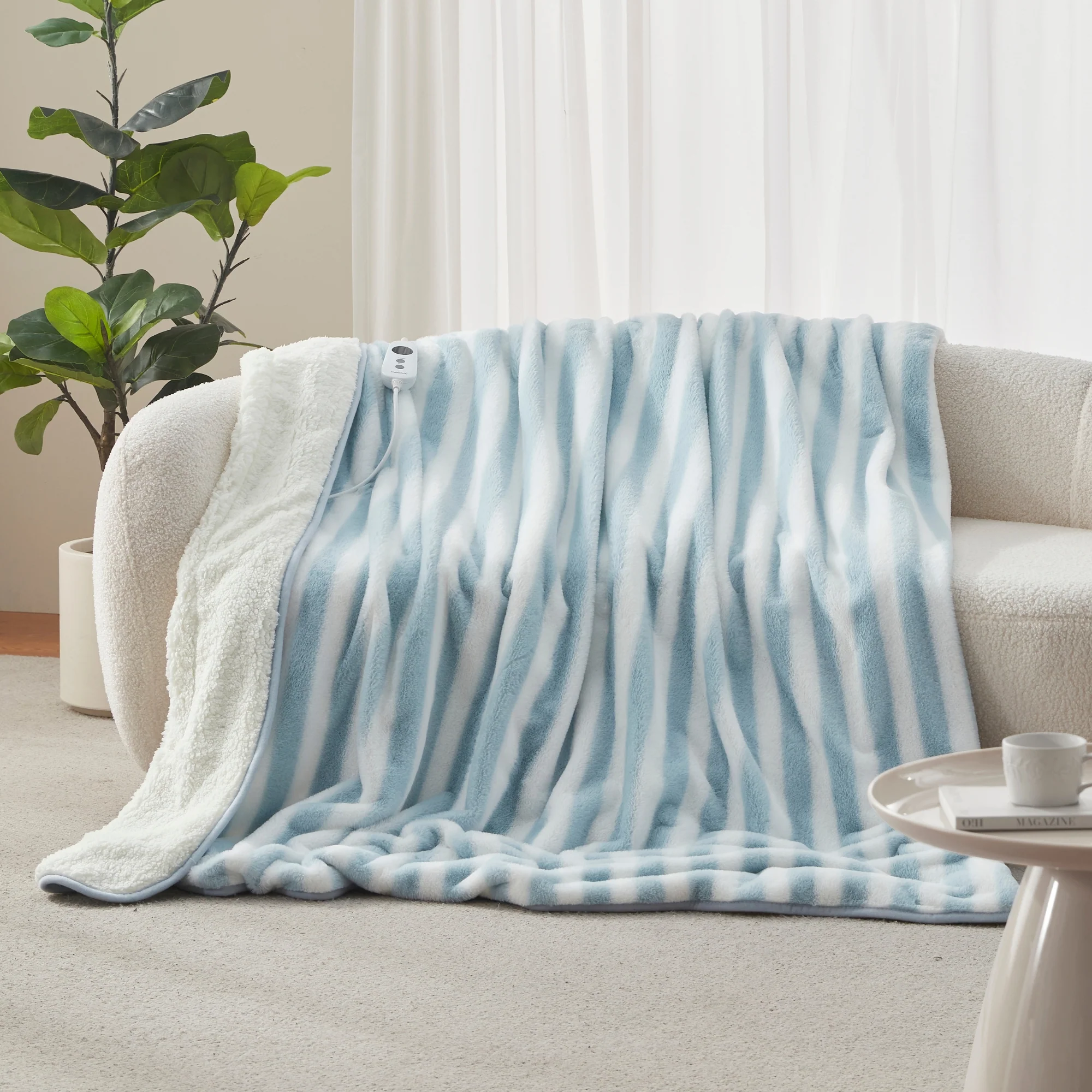 Dreamaker Linea Faux Fur Heated Throw [180x200cm] (Blue) - Image 2