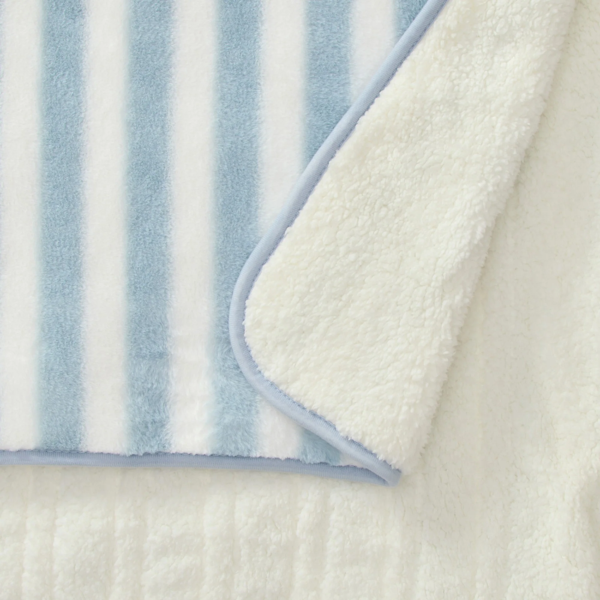 Dreamaker Linea Faux Fur Heated Throw [180x200cm] (Blue) - Image 3