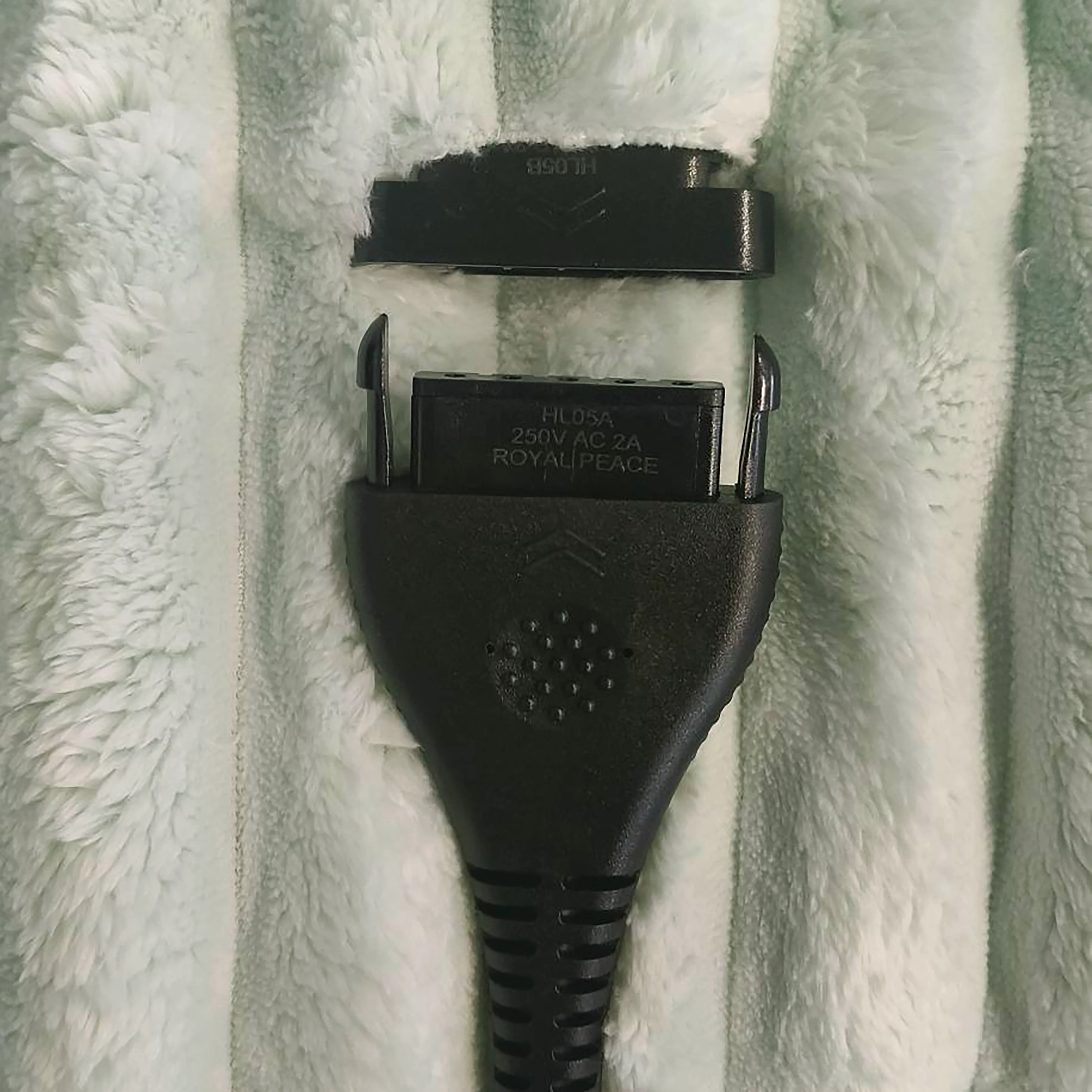 ELLE Heated Throw Blanket (Glacier) - Image 7