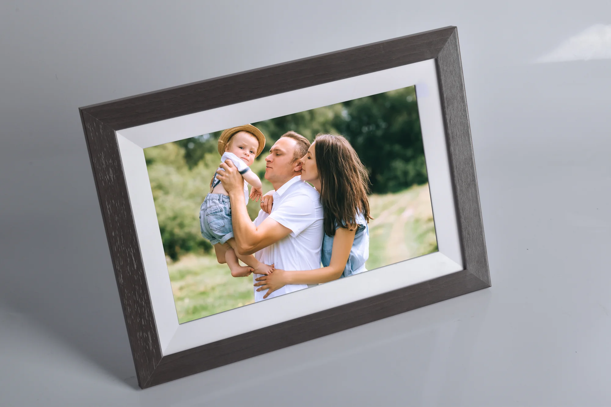 KODAK RCF-1012W 10.1" Classic Digital Photo Frame 32GB Wi-Fi (Black Wood) - Image 2