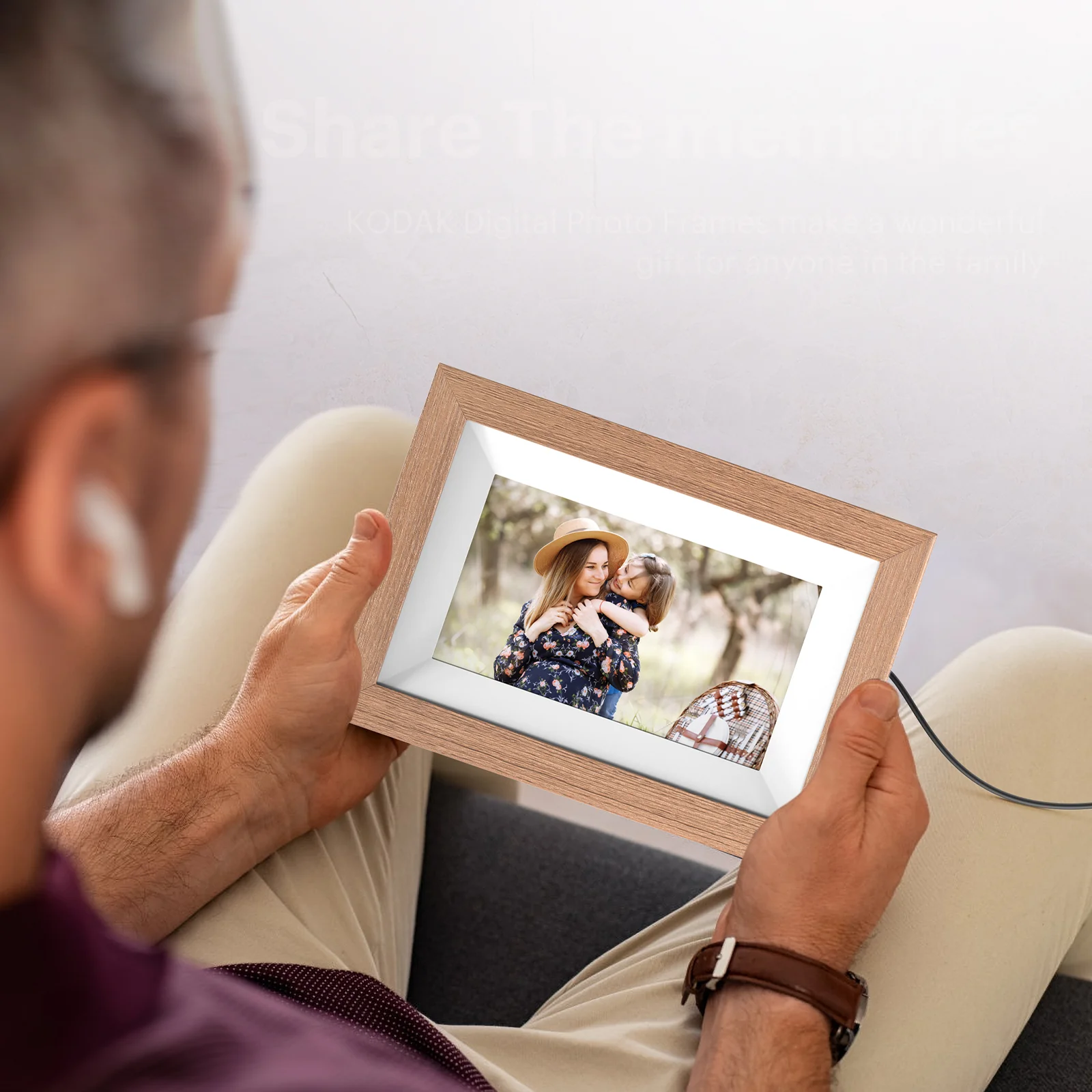 KODAK RCF-702W 7" Digital Photo Frame 32GB Wi-Fi (Natural Wood) - Image 5