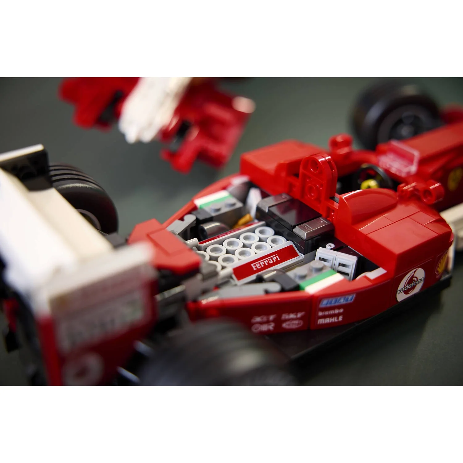LEGO 11375 Ferrari F2004 and Michael Schumacher - ICONS - Image 6