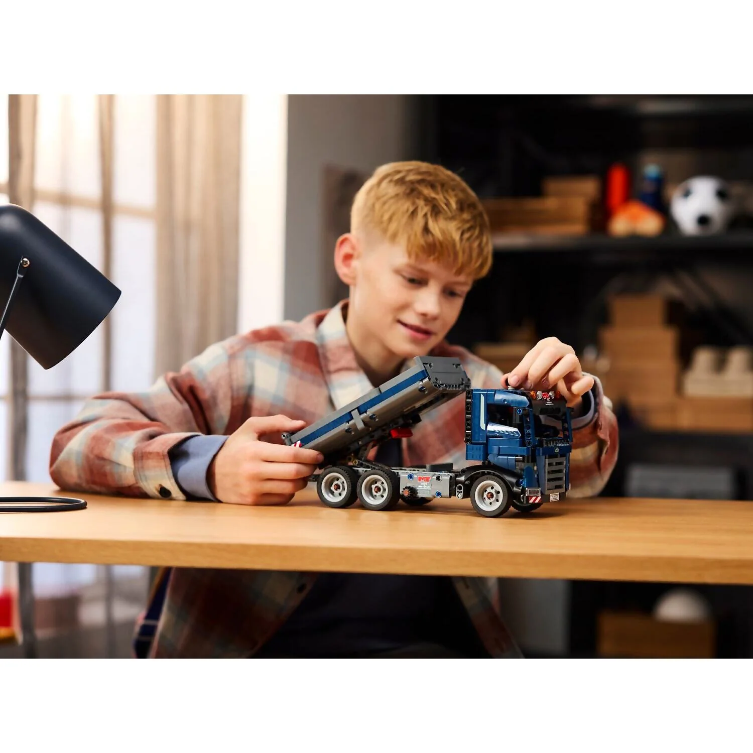 LEGO 42203 Tipping Dump Truck - Technic - Image 2