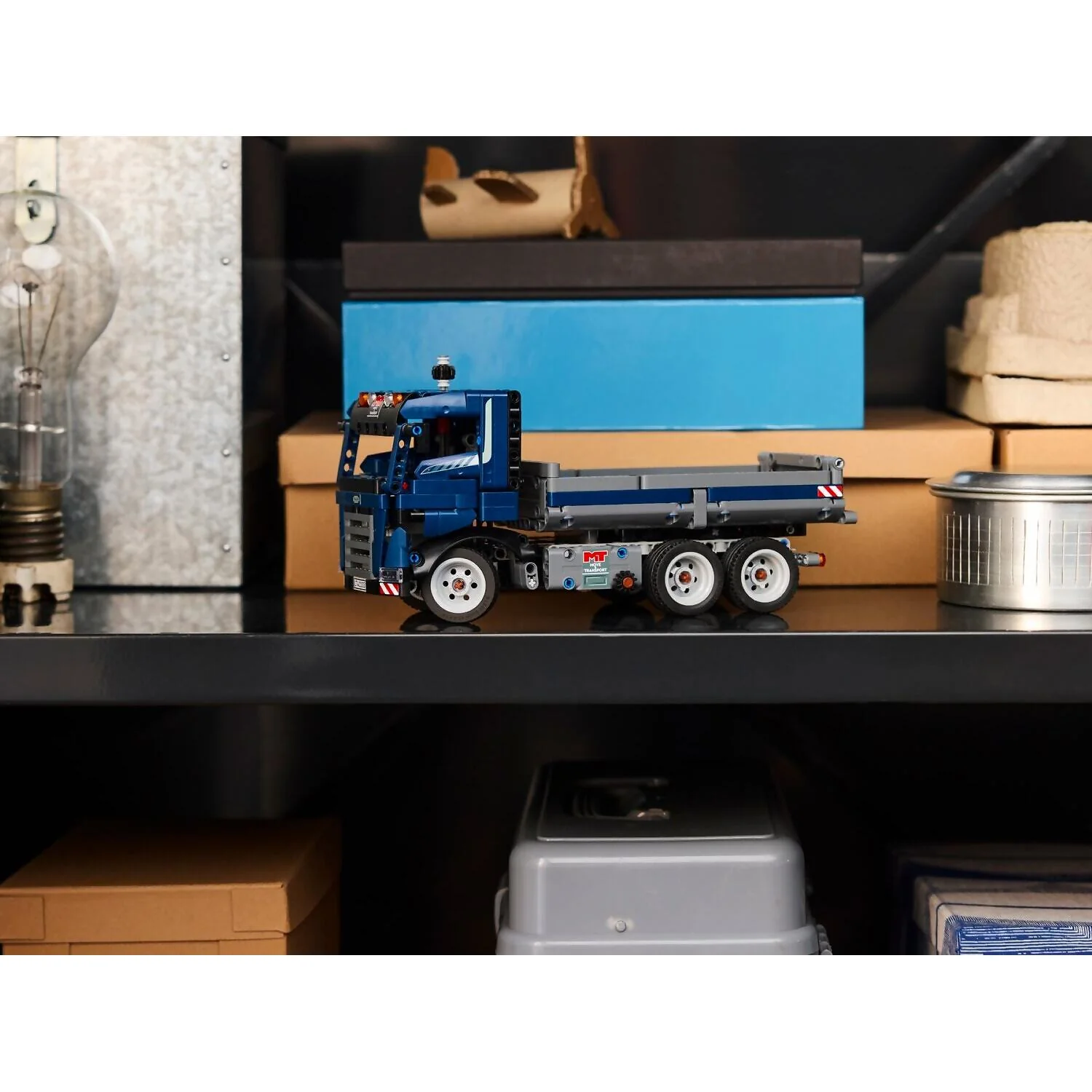 LEGO 42203 Tipping Dump Truck - Technic - Image 3