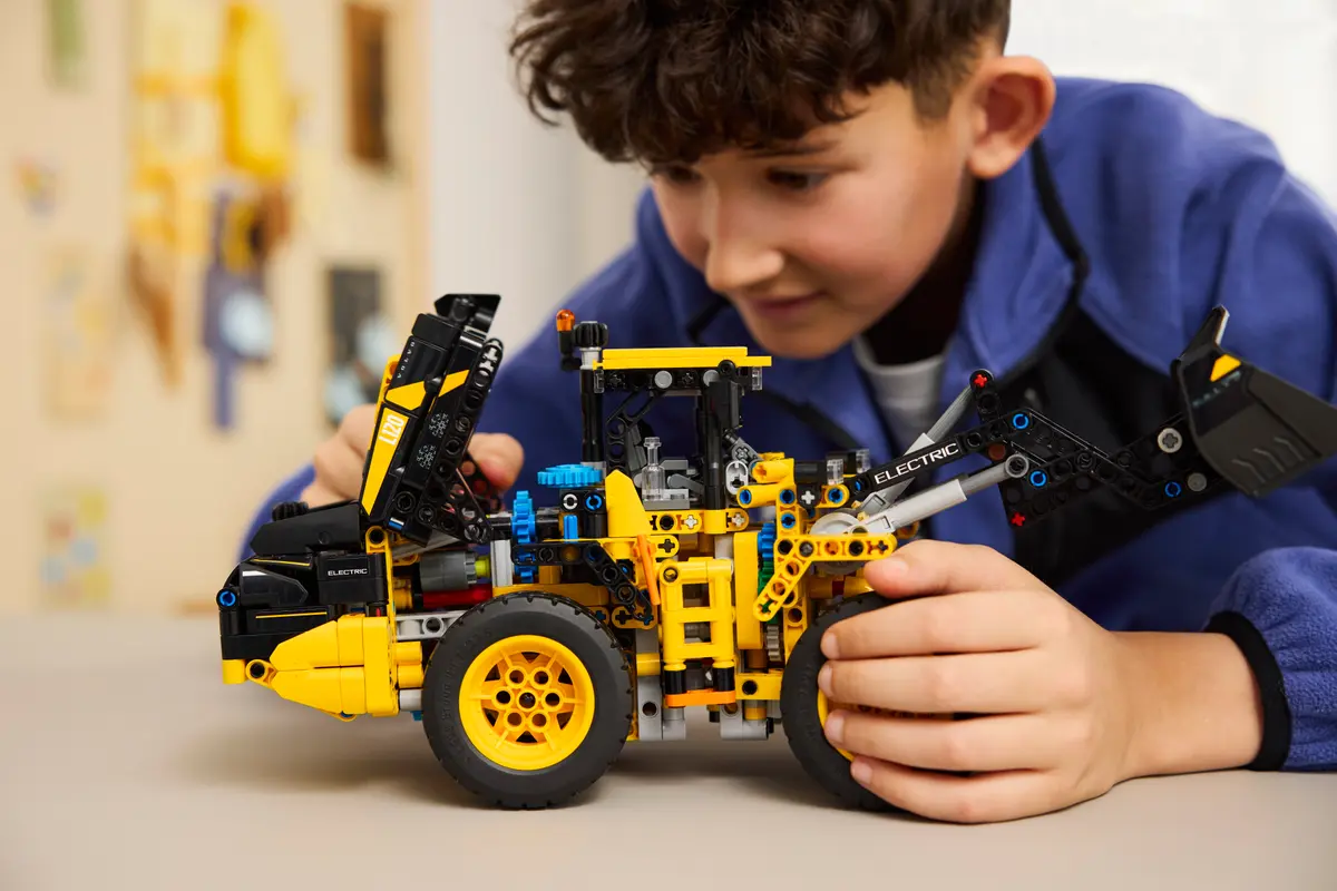 LEGO 42209 Volvo L120 Electric Wheel Loader - Technic - Image 8