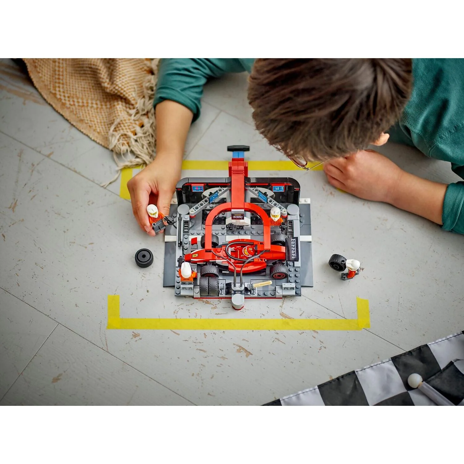 LEGO 60443 F1® Pit Stop & Pit Crew with Ferrari Car - City - Image 7
