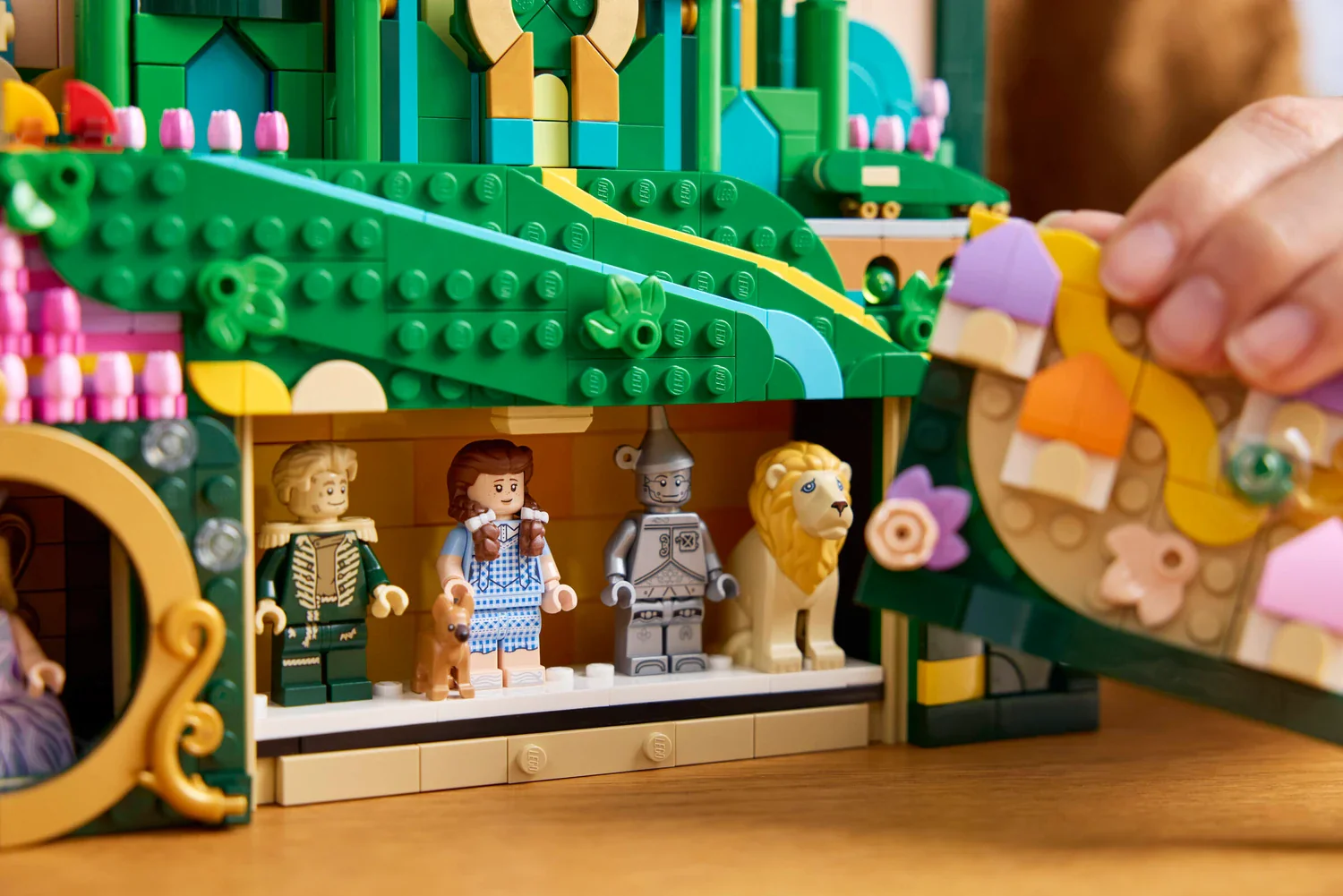 LEGO 75685 Emerald City Wall Art - Wicked - Image 7