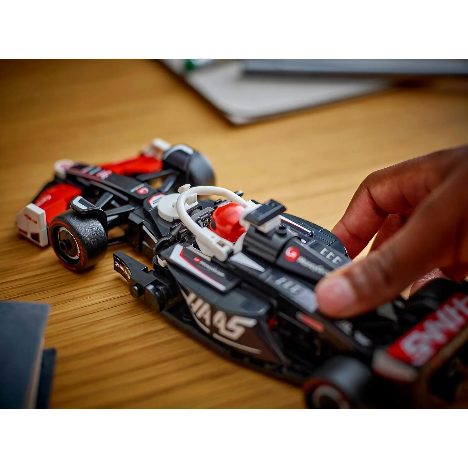 LEGO 77250 MoneyGram Haas F1® Team VF-24 Race Car - Speed Champions - Image 7