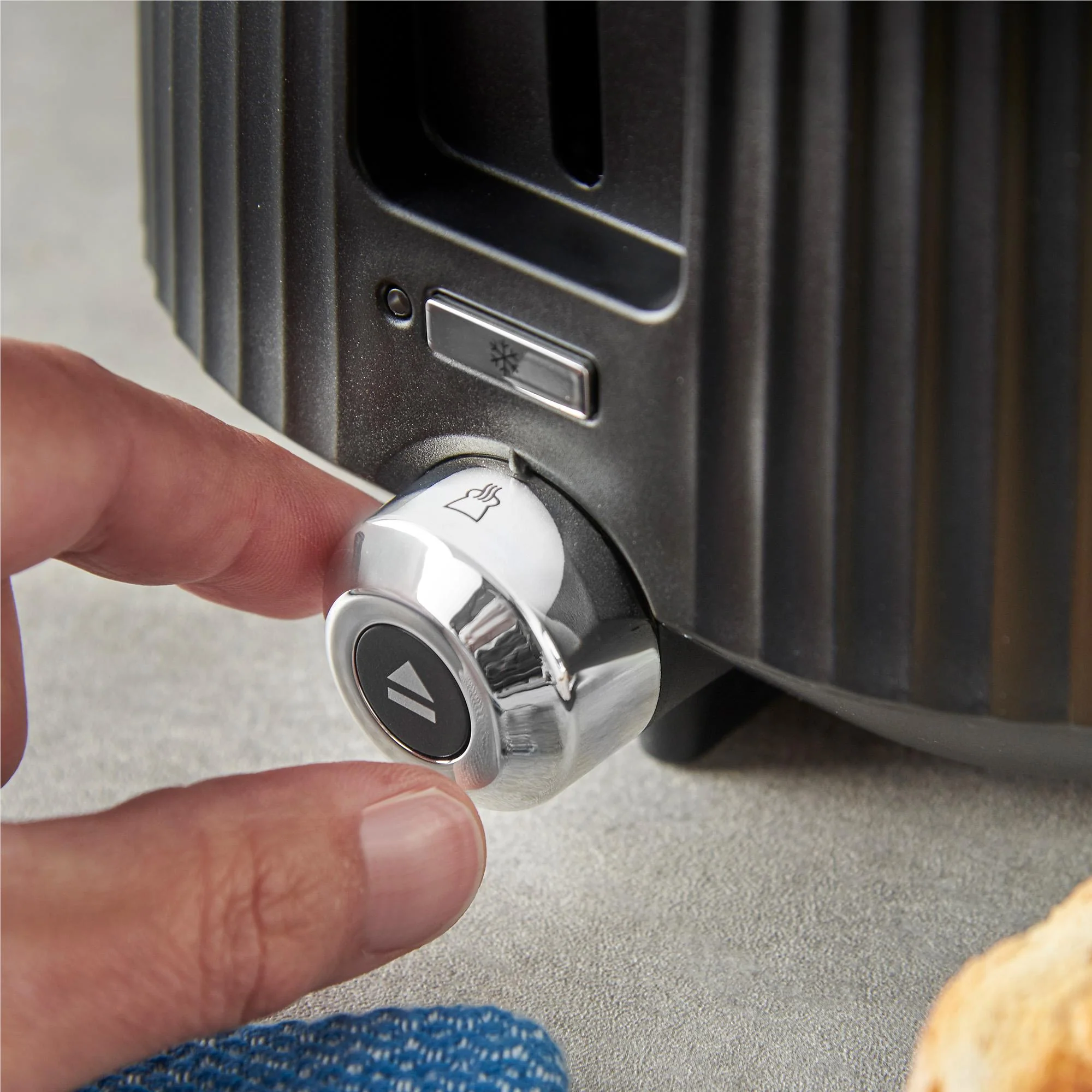 Russell Hobbs Bronte 2 Slice Toaster (Black) - Image 4