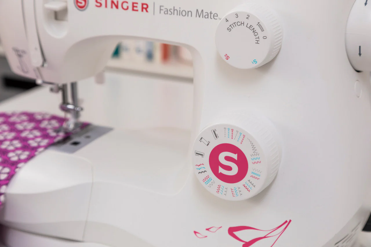 SINGER Fashion Mate 3333 Beginner Sewing Machine - Image 4