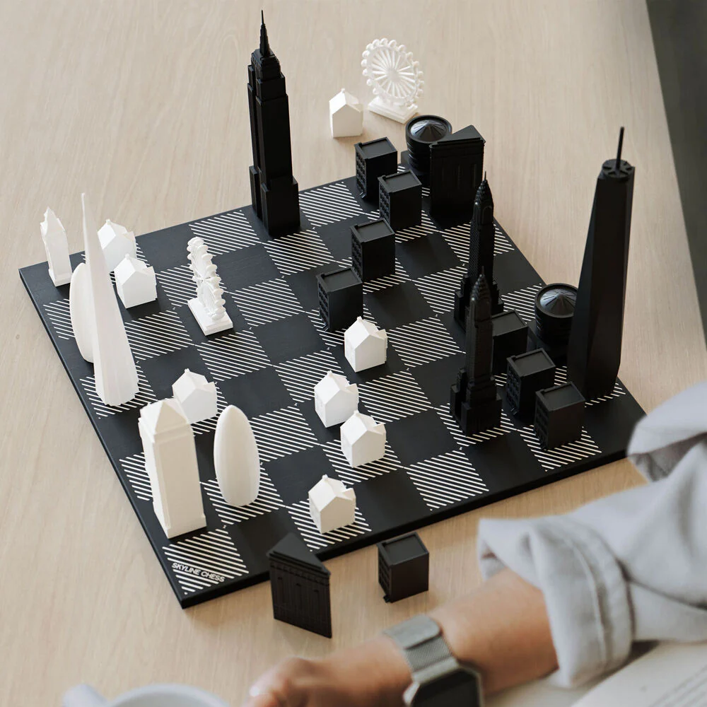 Skyline Chess 33pc Set London v New York with Wooden Board (Black/Grey) - Image 5